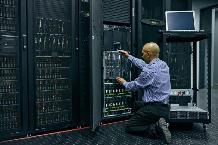 Edge Computing vs. Traditional Data Centers: Understanding the Difference